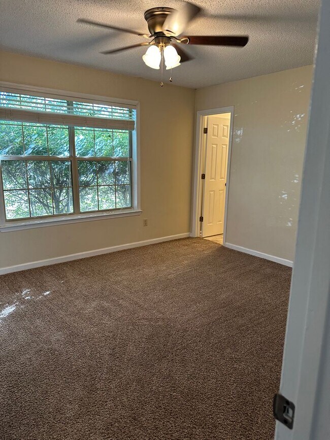 Building Photo - 3 Bedroom 2 Bath Pet Friendly Home.