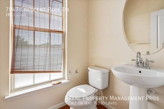Building Photo - 7947 Crescent Park Dr