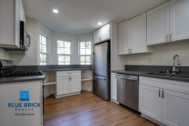 Building Photo - 6182 Yolanda Ave