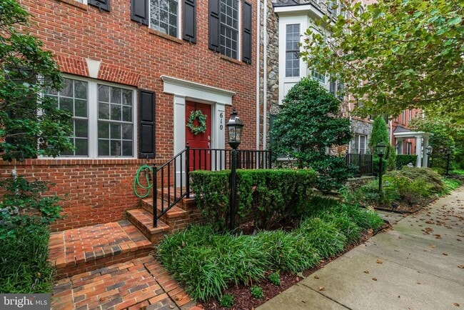 Building Photo - 610 Eden Pl