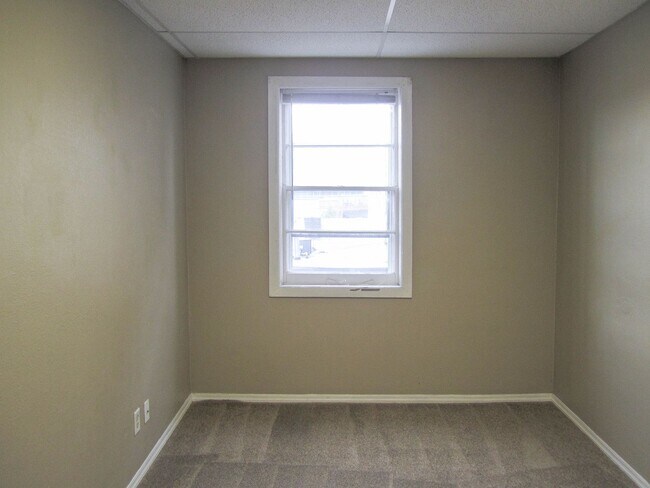 Building Photo - 117 E Cherry St