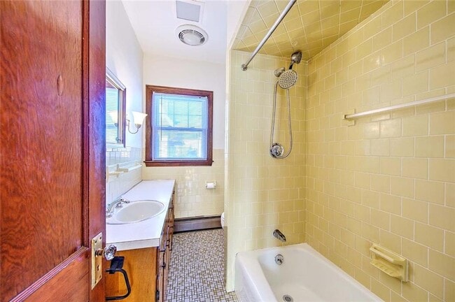 Building Photo - 910 Hope St