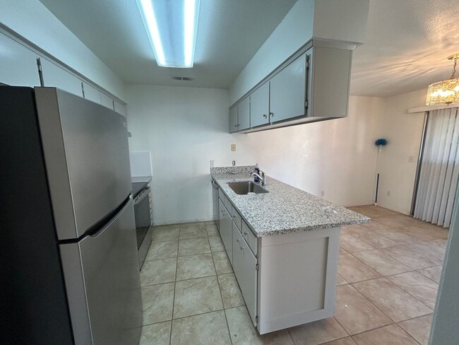 Building Photo - Great 3 bedroom 2 bath in Visalia ready fo...