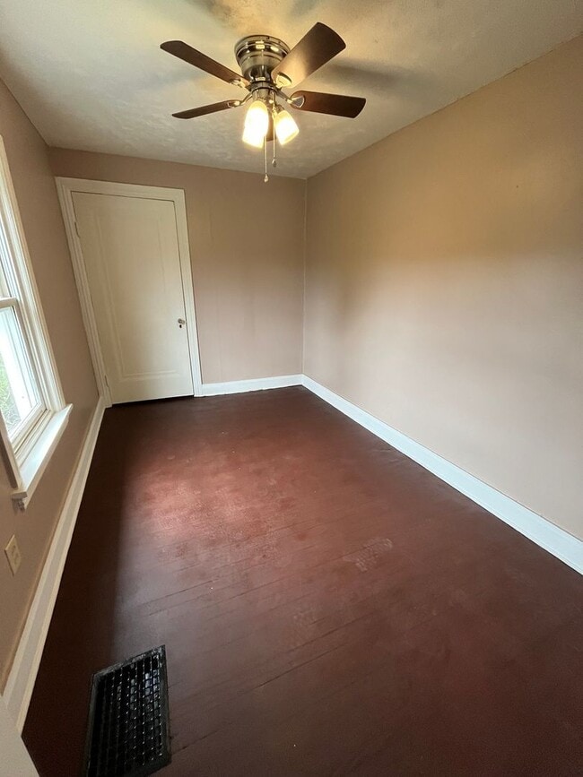 Building Photo - 3 bedroom available in the West Jefferson Hills School district!