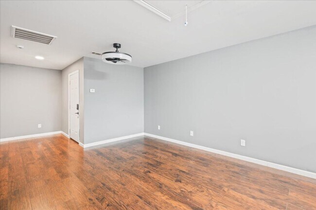 Building Photo - 2120 Krenson St