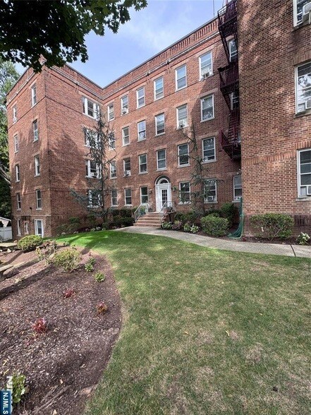 Building Photo - 250 Broad Ave