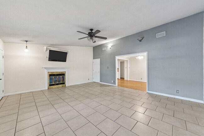 Building Photo - 121 Lake Vista W