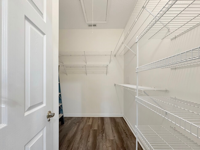 Building Photo - 4333 Oakwood Cir