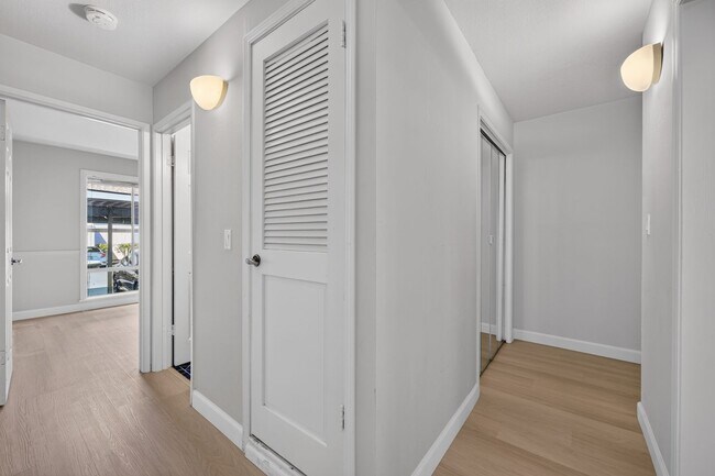 Building Photo - Beautifully Updated 2BR Condo with New Appliances & Community Pool