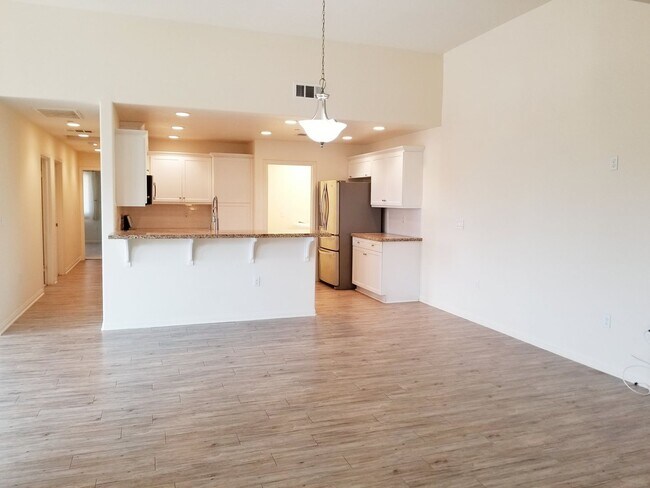 Building Photo - Spacious Condo 3 bedrooms, 2 bathrooms Built 2016