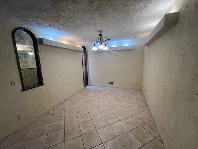 Building Photo - 15220 Marilyn Dr