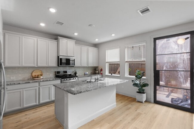 Building Photo - 5426 Oriente Ln