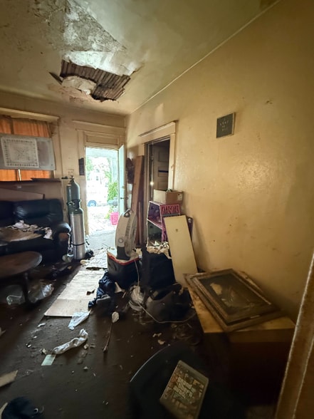 Building Photo - 1096 W Green St