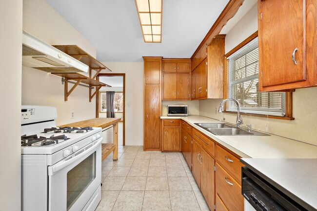 Kitchen - 3322 Meridian Dr