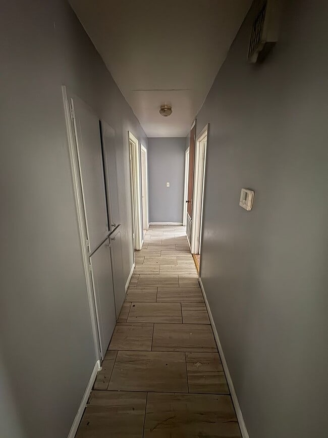 Building Photo - Large 3BR/2BA Home in Southern Hills Rent $1,100 / Deposit $700