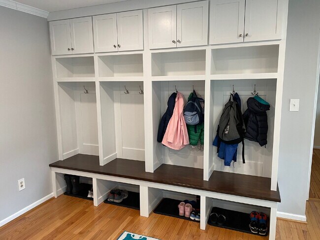 Building Photo - A Perfect Blend of Comfort and Convenience