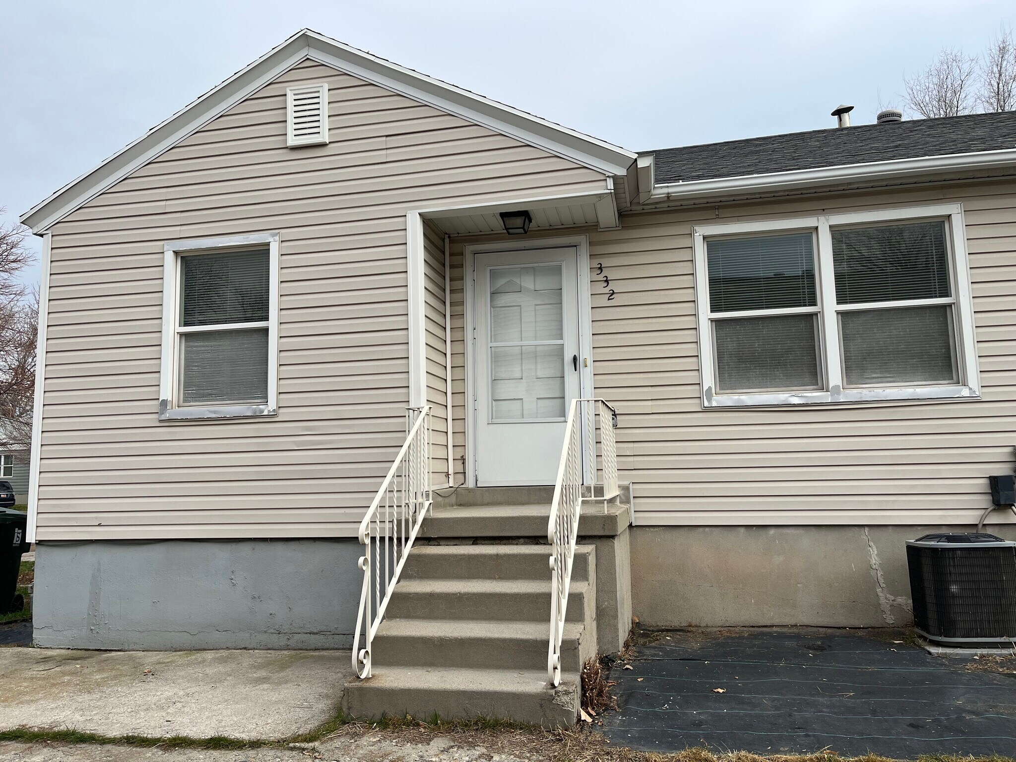 Building Photo - 332 E Utopia Ave