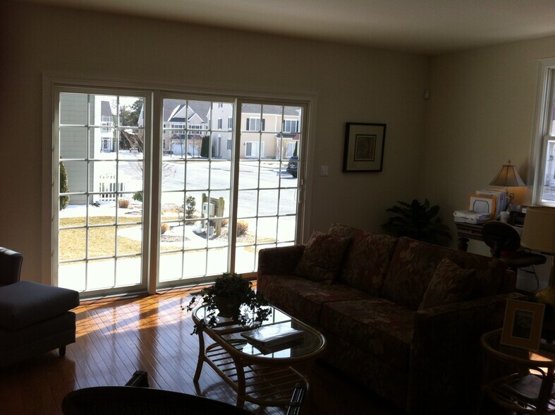 Living Room to porch - 18865 Bethpage Dr