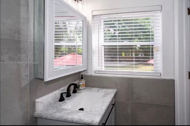 Building Photo - 35 SW 28th Rd