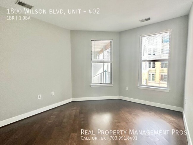 Building Photo - Walk to Rosslyn Metro! Bright and Spacious...