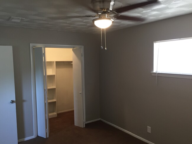 Master Bed w/ Walk in Closet - 222 S Hampton Rd