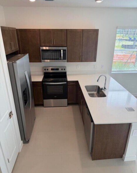 Building Photo - 147 Lakeside Lndg Dr