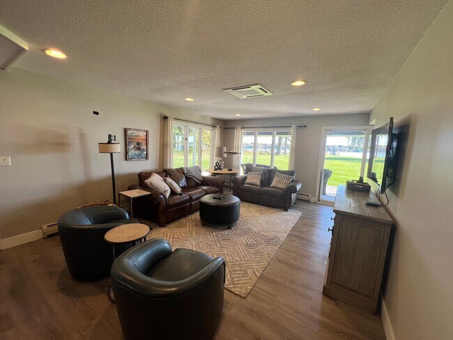 Building Photo - Cozy 4 Bedroom Home on Lakefront (Fully Furnished)