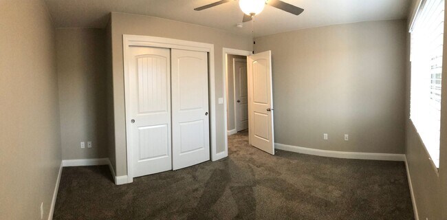 Building Photo - Beautiful 1,735 sq. ft. townhome featuring 3 bedrooms and 2.5 bathrooms!