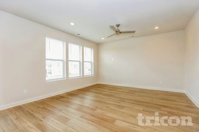 Building Photo - 334 Park Glen Dr