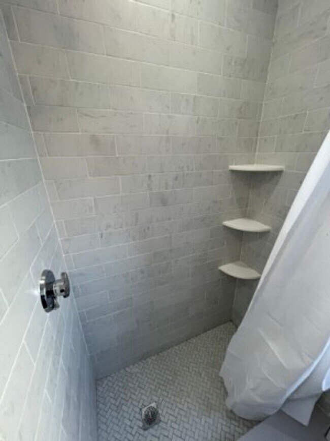 Building Photo - Beautiful Porter/Harvard 2 bedroom apartme...