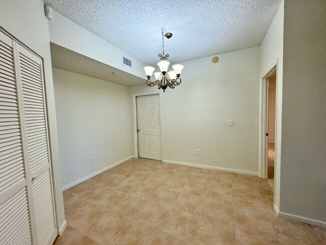 Building Photo - Las Palmas! 2 Bedroom | 2 Bathroom | Garage!