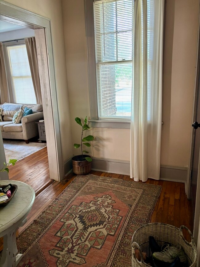 Building Photo - 1302 E Victory Dr