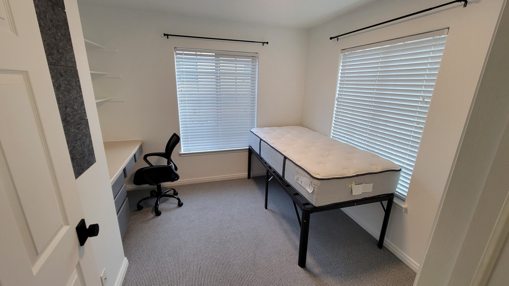 Building Photo - 591 N University Ave