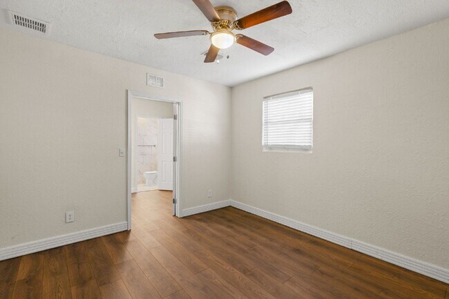 Building Photo - "Charming 3-Bed, 2-Bath Gem in St. Petersb...