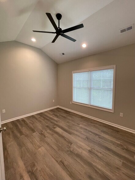 Large vaulted primary, double window, ceiling fan, recessed dimmable lighting - 2225 Kenwood Blvd SE