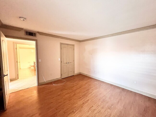 Building Photo - 1150 N Buffalo Dr