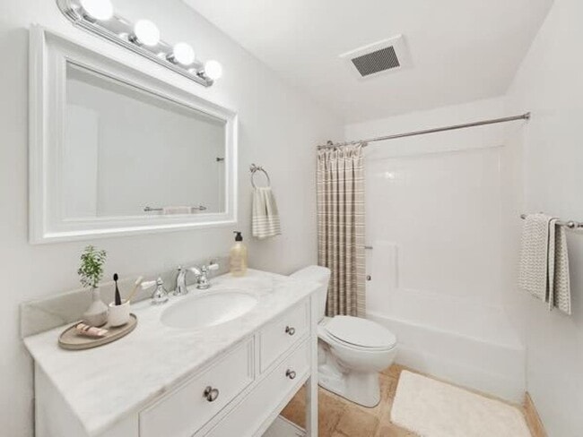 Building Photo - Beautiful Upgraded 2 Bed / 2 Bath 1 Story Condo Located in The Lakes in Carmel Valley