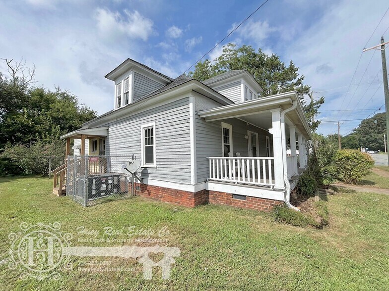 Building Photo - 1021 Dixie St