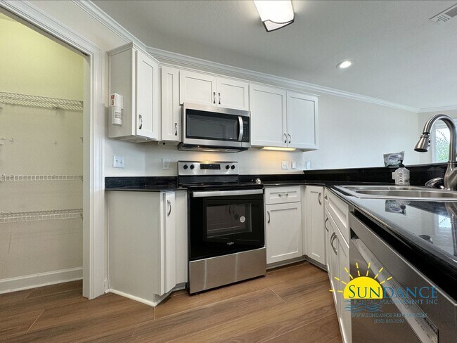Building Photo - Waterfront Luxury Living on Cinco Bayou!