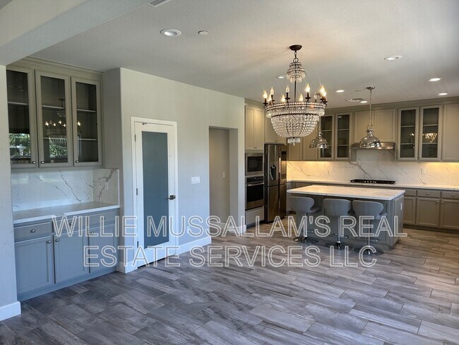 Building Photo - 287 E Angelina Ave