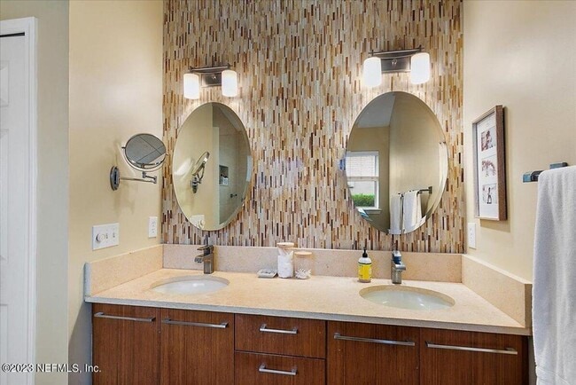 Building Photo - Beautiful home with golf course views in l...