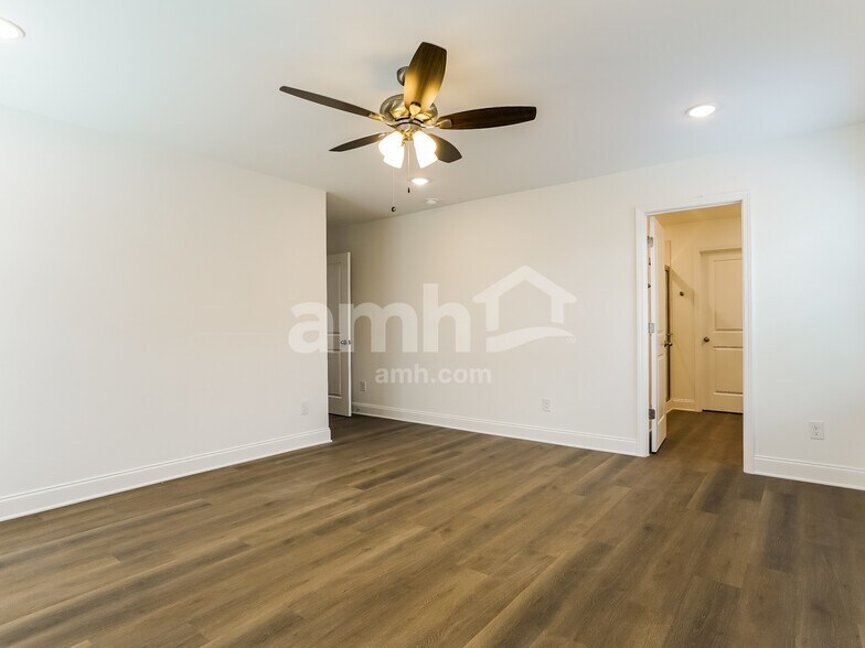 Building Photo - 1645 Scenic Crk Pl
