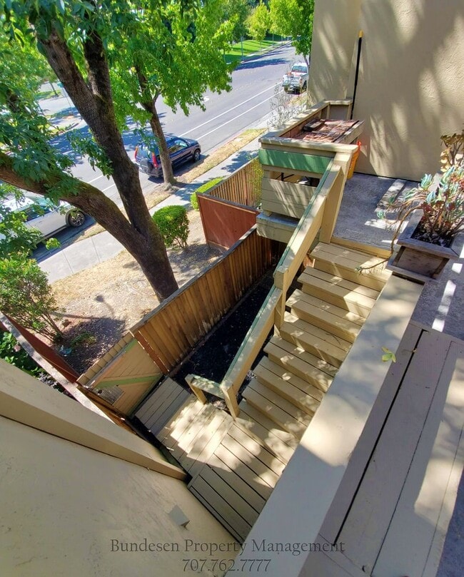 Building Photo - 3048 Yulupa Ave