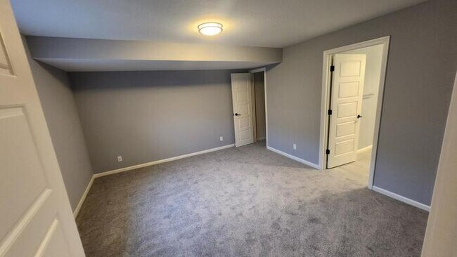 Building Photo - Newly constructed Maintenance provided 3 bed 2.5 bath