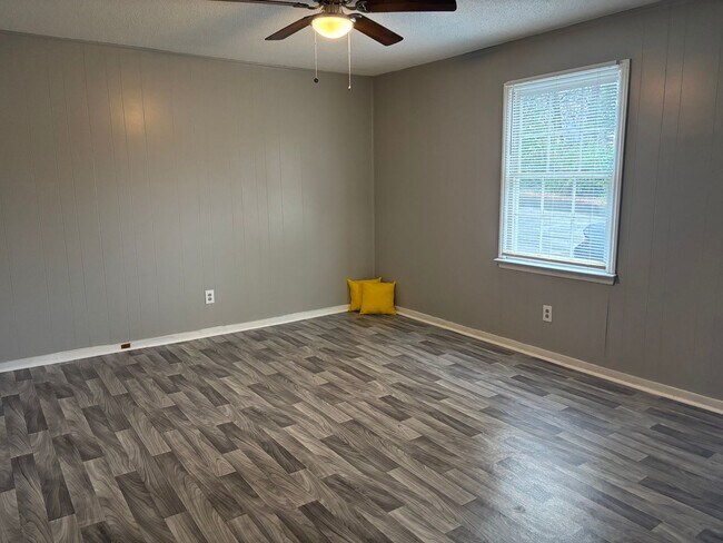 Building Photo - 390 N King St