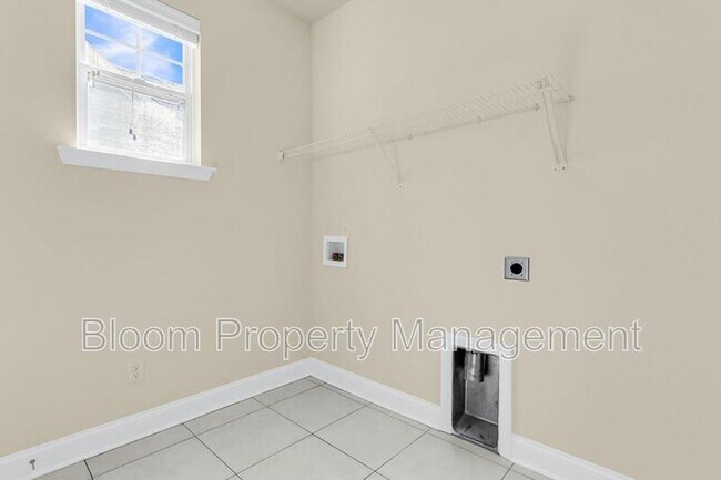 Building Photo - 2649 Lohr Dr