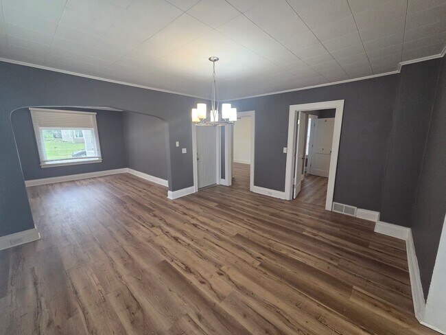 Building Photo - 606 N 60th Ave W