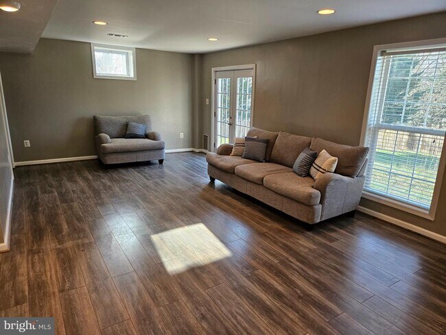 Building Photo - 9296 Hillis Ct