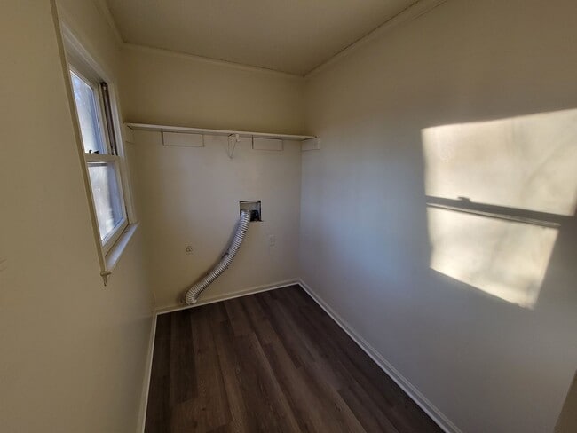 Building Photo - 2 Bedroom House