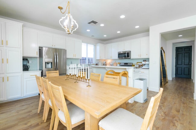 Building Photo - 1894 Pyramid Creek Dr